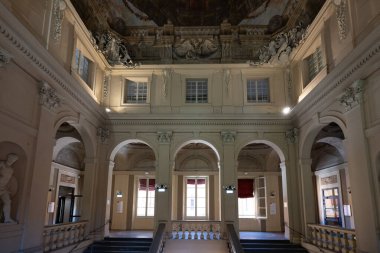 Bologna, İtalya - 23 Temmuz 2025: Bologna 'daki Grand Barok merdiveni ve Palazzo Ercolani' nin heykeli, kemerler, klasik heykeller, sıva kabartmaları ve freskli tavan.