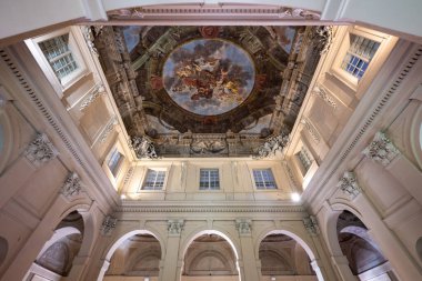 Bologna, İtalya - 23 Temmuz 2025: Bologna 'daki Ercolani Sarayı avlusunun yukarıdan görünüşü, araklanmış neoklasik duvarlar ve geniş Barok freskli tavan.