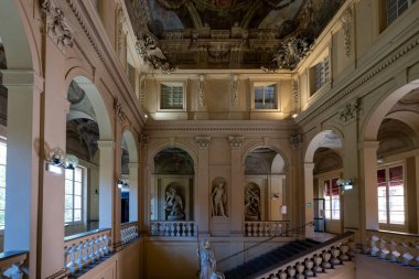 Bologna, İtalya - 23 Temmuz 2025: Bologna 'daki Palazzo Ercolani' nin büyük merdiveni, Barok sıva heykelleri, kemerli galeriler ve zengin boyalı tavan freskleri.