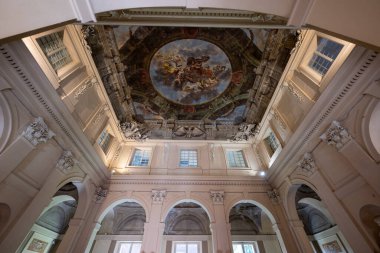 Bologna, İtalya - 23 Haziran 2025: Barok fresk tavanı ve Bologna 'da 18. yüzyıldan kalma soylu bir saray olan Palazzo Ercolani' nin arkalı avlusu.