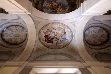 Bologna, İtalya - 23 Temmuz 2025: Bologna 'daki Palazzo Ercolani' nin kubbeli tavanında barok freskleri ve sıva süslemeleri, doğrudan aşağıdan çekildi.