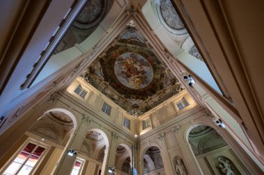 Bologna, İtalya - 23 Haziran 2025: Bologna 'daki Palazzo Ercolanis iç avlusunun boyalı tavanı ve neoklasik kemerlerinin yukarıdan görünüşü.