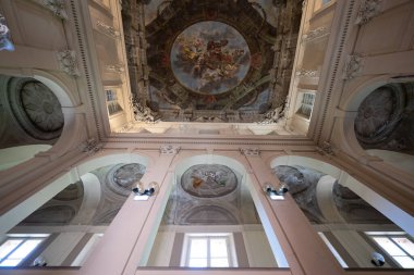 Bologna, İtalya - 23 Temmuz 2025: İtalya 'nın Bologna kentindeki Palazzo Ercolani' nin içinde barok tavan freskleri ve sıva süslemeleri, dramatik düşük açı perspektifiyle değerlendirildi.