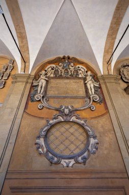 Bologna, İtalya - 23 Temmuz 2025: Bologna 'daki 16. yüzyıl Archiginnasio Belediye Kütüphanesi' nin duvarlarında Latince yazı ve putti bulunan Barok sıva anıtı.