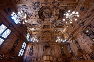 Bologna, İtalya - 23 Haziran 2025: Bologna Arşivindeki 17. yüzyıl ahşap Anatomico 'nun içi, oyulmuş heykeller, panelli tavan ve avizeler.