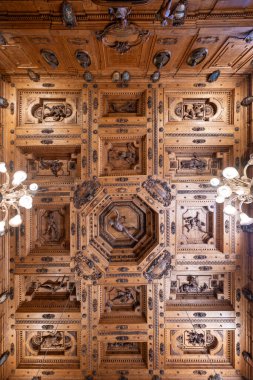 Bologna, İtalya - 23 Temmuz 2025: 16. yüzyıl Archiginnasio Belediye Kütüphanesi 'nin süslü ahşap kaplama tavanı, Bologna Üniversitesi' nin eski merkezi.