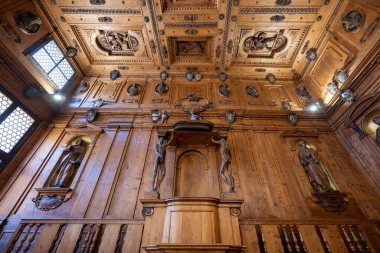 Bologna, İtalya - 23 Temmuz 2025: Bologna Arşivinde ahşap panelli Teatro Anatomico, tarihi üniversite sarayında oyulmuş heykeller ve kasalı tavanlar yer alıyor..