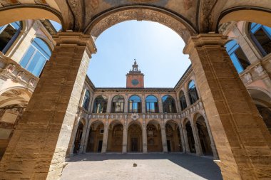 16. yüzyıl Archiginnasio 'nun iç avlusu, Bologna Üniversitesi' nin eski merkezi saat kulesi ve araklanmış loggiaları gösteriyor..