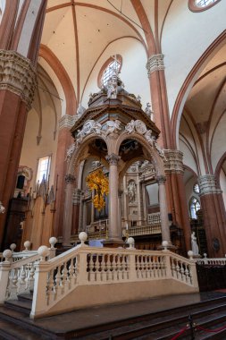 Bologna, İtalya - 23 Temmuz 2025: Bologna 'da büyük bir ortaçağ sivil kilisesi olan San Petronio Bazilikası içinde yüksek sunak baldachin ve Gotik kaburga kasaları.
