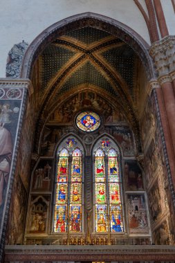 Bolonya, İtalya - 23 Temmuz 2025: Bologna 'da San Petronio' nun Gotik yüksek sunağı, geniş bazilika içinde ortaçağ mozaik camları, freskli kasalar ve mermer sütunlar yer alıyor..