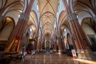 Bologna, İtalya - 23 Temmuz 2025: Bolonya 'daki San Petronio Gotik Bazilikası' nın içi, yüksek kaburgalı kasalar, tuğla kümelenmiş sütunlar ve körfezdeki ziyaretçileri gösteriyor.