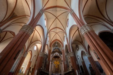 Bologna, İtalya - 23 Temmuz 2025: İtalya 'nın Bologna kentindeki San Petronio' nun 14. yüzyıl Bazilikası içindeki Gotik kasaların ve nav sütunlarının geniş açılı görünümü.