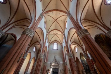 Bologna, İtalya - 23 Temmuz 2025: Bologna 'daki San Petronio Gotik Bazilikası' nın iç bahçesi, tuğla sütunlar, tırtıklı mahzenler ve Rönesans cenaze anıtları gösteriliyor.