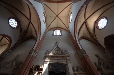 Bologna, İtalya - 23 Temmuz 2025: Bologna 'daki Archiginnasio Belediye Kütüphanesi' nin Rönesans Portico 'su, hanedan arması hanedan arması armalar ve damalı taş döşemeler.