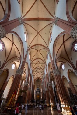 Bologna, İtalya - 23 Temmuz 2025: Bolonya 'daki San Petronio Gotik Bazilikası' nın içi, uzun tuğlalı sütunlar, tırtıklı mahzenler ve uzun orta kuleler.