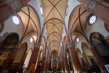 Bologna, İtalya - 23 Temmuz 2025: Bologna 'daki 14. yüzyıl San Petronio Bazilikası' nın Gotik tuğla nav ve tırtıklı mahzenlerinin geniş açılı görünümü.