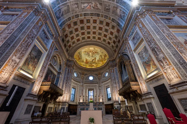 Mantua, İtalya - 24 Temmuz 2025: Mantua 'da Basilica di SantAndrea' nın Rönesans kilisesi, zengin bir şekilde sıvanmış fıçı kasası, freskli kubbe ve süslü şapeller.