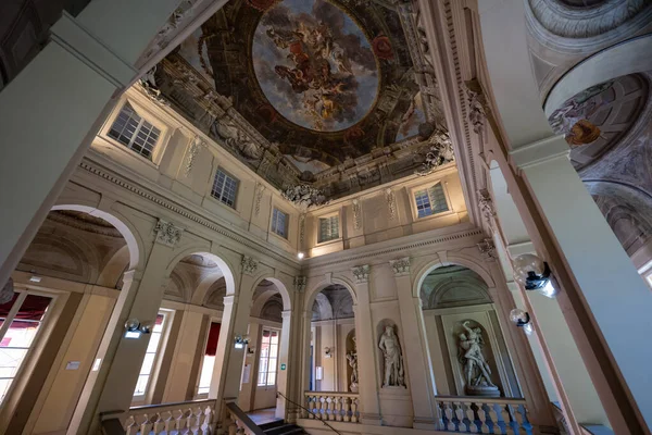 Bologna, İtalya - 23 Temmuz 2025: Bolonya 'daki Palazzo Ercolani' nin büyük merdiveni, neoklasik kemerler, mermer heykeller ve süslü Barok tarzı tavan fresklerinin yer aldığı.