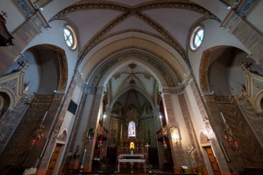 Castalletto, İtalya - 28 Haziran 2025: Castalletto 'daki Chiesa di San Carlo Borromeo' nun kubbeli kemerler, freskli kaburgalar ve boyalı camlarla süslenmiş nave süslü sunağı.