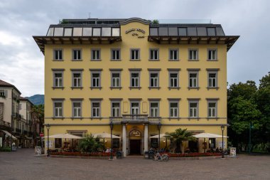 Riva del Garda, İtalya - 27 Temmuz 2025: Grand Hotel Riva neoklasik cephesi Riva del Garda, Trentino tatil köyü kuzey Garda 'da kaldırımlı meydanın karşısı.