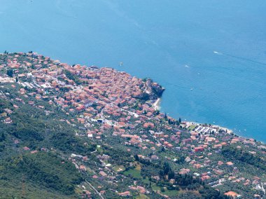 Garda Gölü 'nün yoğun göl çatıları, derin mavi sulara karşı ortaçağ kıyısı sokaklarını gösteriyor..