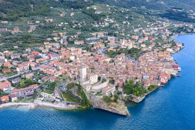 Castello Scaligero ve Garda Gölü 'ndeki ortaçağ şehri, dağlık kıyı şeridi boyunca kümelenmişlerdir..