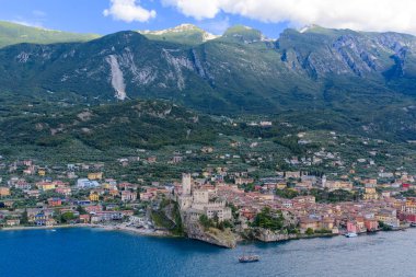 Castello Scaligero 'nun havadan görünüşü Garda Gölü' nün doğu kıyısındaki Malcesine göl kentine hakim..