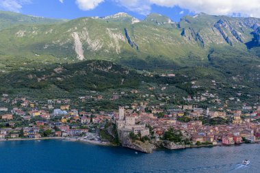 Ortaçağ Castello Scaligero 'sunun Garda Gölü' ndeki göl kenti Malcesine 'e hakim oluşunun havadan görüntüsü, Monte Baldo tarafından destekleniyor..