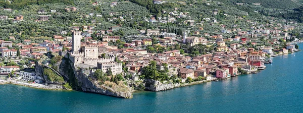 Ortaçağ Castello Scaligero 'sunun panoramik manzarası Garda Gölü' nün üzerindeki kayalık bir kayalık arazide Malcesines 'in tarihi göl kenti manzarasına bakıyor..