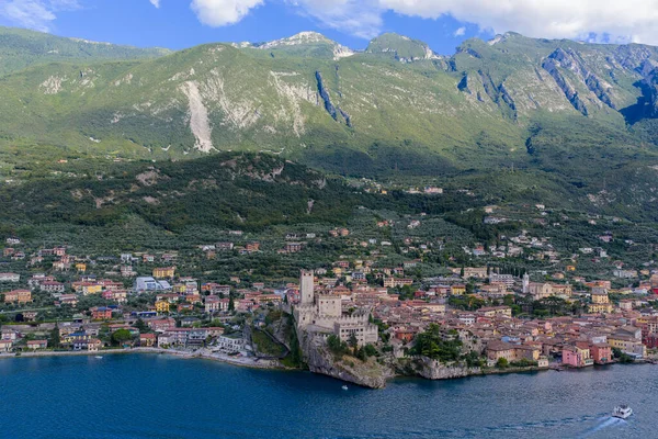 Ortaçağ Castello Scaligero 'sunun Garda Gölü' ndeki göl kenti Malcesine 'e hakim oluşunun havadan görüntüsü, Monte Baldo tarafından destekleniyor..