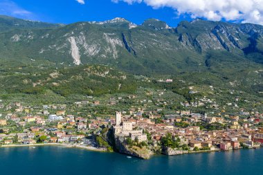 Castello Scaligero 'nun havadan görünüşü, Monte Baldo' nun altındaki Garda Gölü 'ndeki ortaçağ göl kenti Malcesine üzerinde yükseliyor..