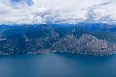 Garda Gölü 'nün batısındaki Limon Konsolosu Garda' nın yüksek hava manzarası teraslı yamaçları, yoğun köyleri ve Alp eteklerini gösteriyor..