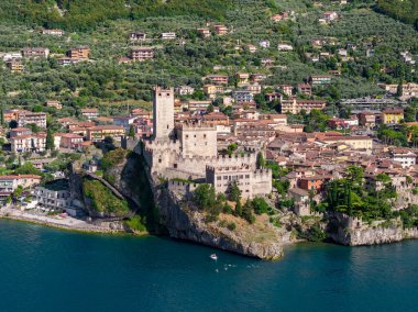 Malcesine 'deki Ortaçağ Castello Scaligero' sunun Garda Gölü 'nün üzerinde yükselen havadan görünüşü, tarihi göl kentine hükmeden taş tahkimatı.