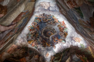 Mantua, İtalya - 26 Temmuz 2025: Palazzo Te 'deki mitolojik figürler ve bulutların ilüzyonistik tavan freski, Mantua' daki Giulio Romanos Mannerist trompet-loeil mimarisini gözler önüne seriyor.