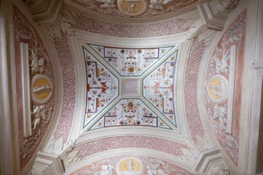 Mantua, İtalya - 26 Temmuz 2025: Mantua 'daki Federico II Gonzaga' nın 16. yüzyıl zevk sarayı Palazzo Te 'nin içinde süslü Rönesans sıva ve fresk tavan süslemesi.