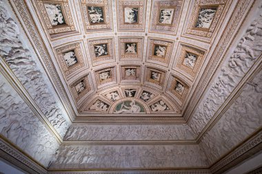 Mantua, İtalya - 26 Temmuz 2025: Giulio Romanos 16. yüzyıl Palazzo Te, Mantua 'daki Gonzaga Düklerinin Mannerist Zevk Sarayı' ndaki mitolojik rahatlamalarla süslenmiş sıva mahzeni.