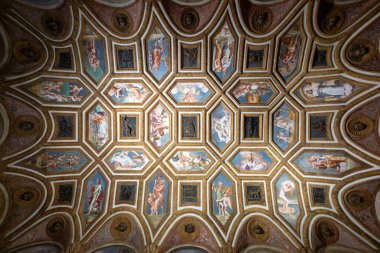 Mantua, İtalya - 26 Temmuz 2025: Rönesans freskli tavan Palazzo Te, Mantua 'da, yaldızlı sıva dekorasyonunun çerçevelediği mitolojik sahneler yer alıyor.