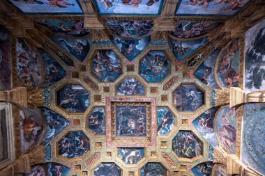 Mantua, İtalya - 26 Temmuz 2025: Mantua 'daki Federico II Gonzaga' nın 16. yüzyıl Mannerist villası Palazzo Te 'de bulunan mitolojik fresklerle süslü kasalı tavan.