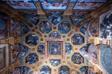 Mantua, İtalya - 26 Temmuz 2025: Mantua 'da Federico II Gonzaga' nın 16. yüzyıl banliyö villası olan Palazzo Te 'de süslü Rönesans tavan freskleri ve yaldızlı kasalar.