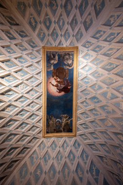 Mantua, İtalya - 26 Temmuz 2025: Rönesans, Mantua 'daki Palazzo Te' nin tavanında, karmaşık sıva kasaları ve mavi boyalı panellerle çerçevelenmiş mitolojik fresklerin yer aldığı kubbe.