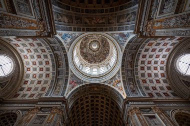 Mantua, İtalya - 26 Temmuz 2025: Mantua 'da Leon Battista Albertis Rönesans Bazilikası di SantAndrea' nın kasalı naf ve taze kubbesinin yukarıdan görünüşü.