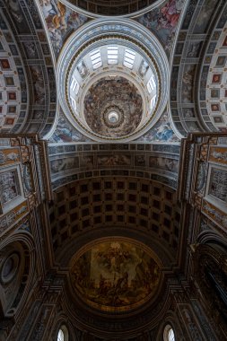 Mantua, İtalya - 26 Temmuz 2025: Mantua 'da Leon Battista Albertis Rönesans Bazilikası di SantAndrea' nın kasalı naf ve taze kubbesinin yukarıdan görünüşü.