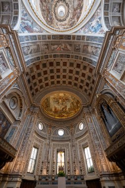 Mantua, İtalya - 26 Temmuz 2025: Mantua 'da Leon Battista Albertis Rönesans Bazilikası di SantAndrea' nın kasalı naf ve taze kubbesinin yukarıdan görünüşü.