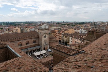 Mantuas Terracotta çatıları üzerinde Rönesans Bazilikası di SantAndrea kompleksi ve çevresindeki ortaçağ caddeleriyle yükseltilmiş manzara..