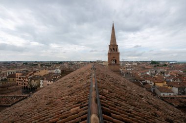 Mantuas 'ın tarihi tuğla çatılarının üstündeki Bazilika di Aziz Andrea' nın Gotik çan kulesine doğru fayanslı çatı sırtı boyunca bak..