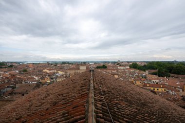 Basilica di SantAndrea 'nın terasotta çatı sırtı boyunca ortaçağ Mantua siluetine bakan bulutlu yaz gökyüzü.