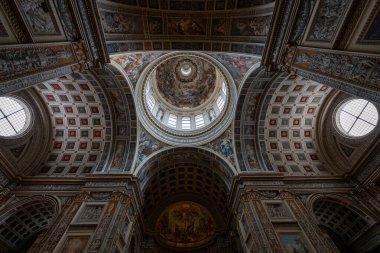 Mantua, İtalya - 26 Temmuz 2025: Mantua 'da Basilica di SantAndrea' nın Rönesans navi, kasalı fıçı kasası, dekoratif sıva süslemesi ve sunağın üzerinde apse fresco.