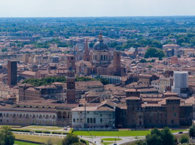 Mantua 'nın hava görüntüsü Palazzo Ducale, tuğla campaniles, Rönesans kubbeleri, dar ortaçağ sokak ızgarası ve Lombardy ovasının çevresini gösteriyor..