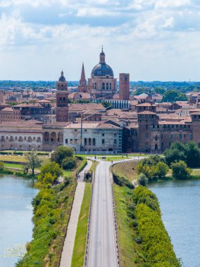Mantuas tarihi merkezinin havadan görünüşü Rönesans kubbeleri, tuğla kuleler ve bir yaz günü Lago Superiore üzerinde köprü..
