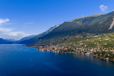 Garda Gölü 'nün doğu kıyısındaki Malcesine' in havadan görünüşü teraslı yamaçlar, göl kenarları ve çevresindeki dağ etekleri gösteriyor..